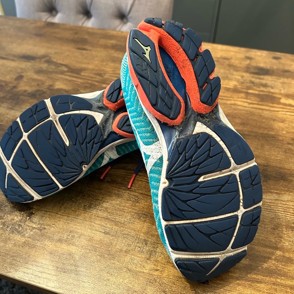 Mizuno Wave Riders (8.5) - Picture 2 of 4